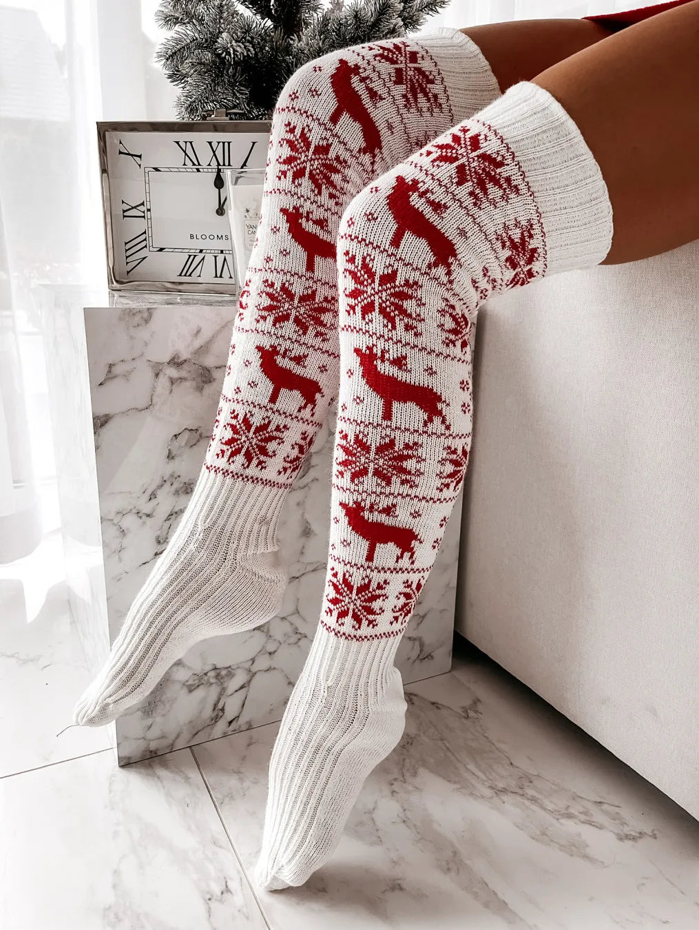 CAROL™ - Schenkelhohe Socken mit Schneeflocken-Print